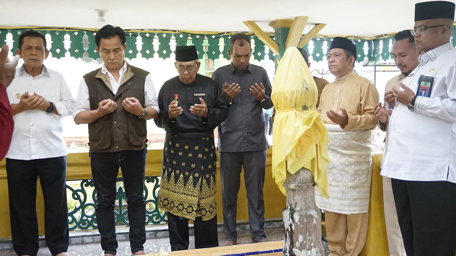 Menko Yusril Ihza Mahendra Menyapa Bunda Tanah Melayu: Ziarah Penuh Makna di Bumi Sejarah Kesultanan Lingga | f. Diskominfo Lingga