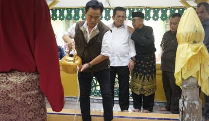 Menko Yusril Ihza Mahendra Menyapa Bunda Tanah Melayu: Ziarah Penuh Makna di Bumi Sejarah Kesultanan Lingga | f. Diskominfo Lingga