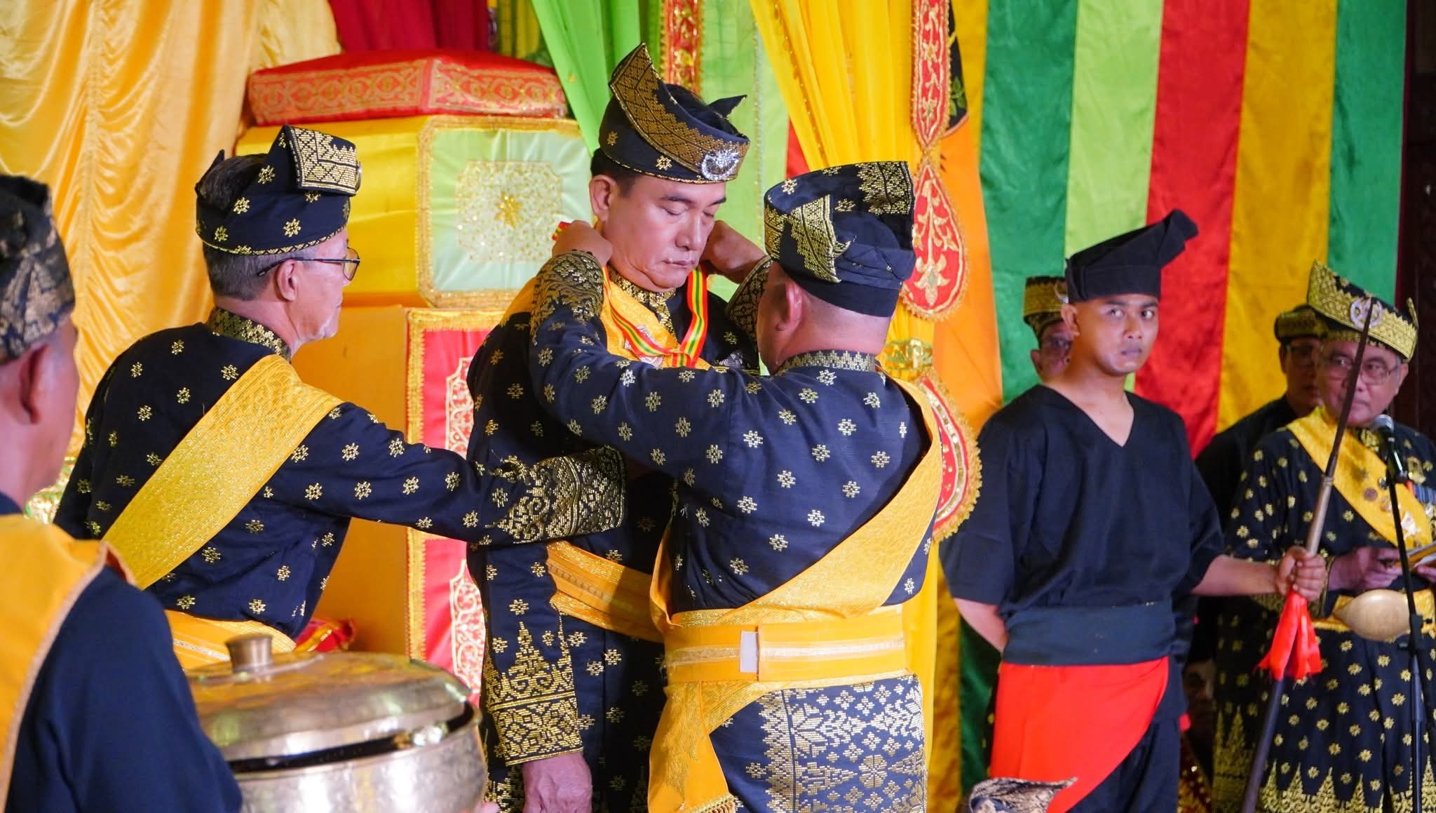 Prof. Dr. Yusril Ihza Mahendra Dianugerahi Gelar Adat “Sri Indra Nara Wangsa” di Istana Damnah Lingga: Simbol Kehormatan dan Marwah Melayu | f. Diskominfo Lingga