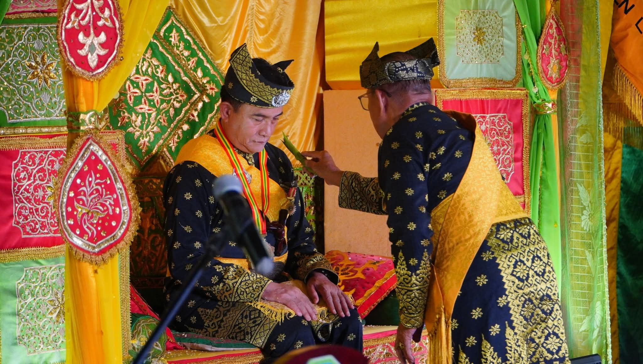 Prof. Dr. Yusril Ihza Mahendra Dianugerahi Gelar Adat “Sri Indra Nara Wangsa” di Istana Damnah Lingga: Simbol Kehormatan dan Marwah Melayu | f. Diskominfo Lingga