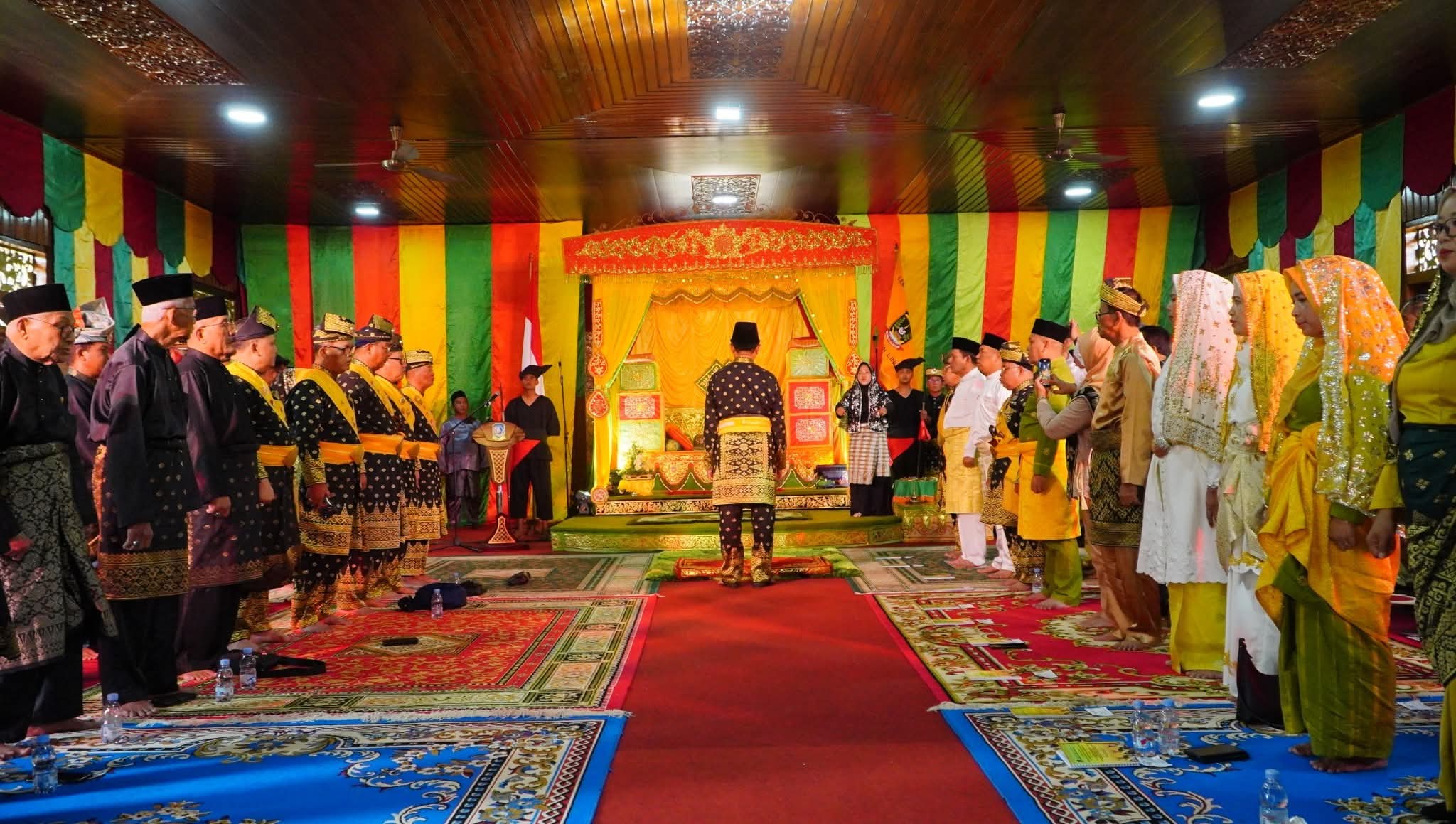 Prof. Dr. Yusril Ihza Mahendra Dianugerahi Gelar Adat “Sri Indra Nara Wangsa” di Istana Damnah Lingga: Simbol Kehormatan dan Marwah Melayu | f. Diskominfo Lingga