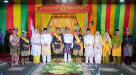 Prof. Dr. Yusril Ihza Mahendra Dianugerahi Gelar Adat “Sri Indra Nara Wangsa” di Istana Damnah Lingga: Simbol Kehormatan dan Marwah Melayu | f. Diskominfo Lingga