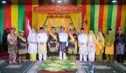 Prof. Dr. Yusril Ihza Mahendra Dianugerahi Gelar Adat “Sri Indra Nara Wangsa” di Istana Damnah Lingga: Simbol Kehormatan dan Marwah Melayu | f. Diskominfo Lingga