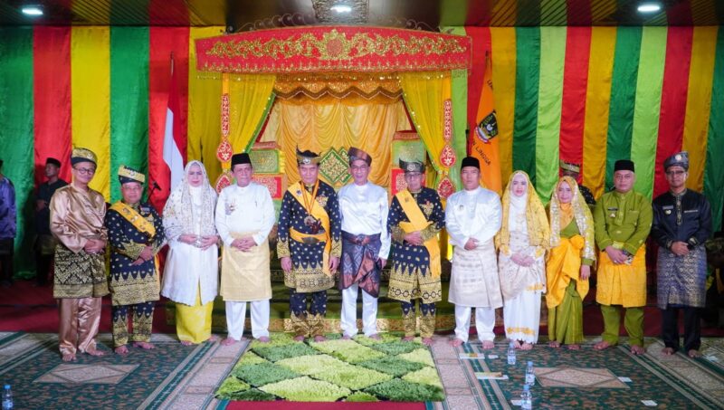 Prof. Dr. Yusril Ihza Mahendra Dianugerahi Gelar Adat “Sri Indra Nara Wangsa” di Istana Damnah Lingga: Simbol Kehormatan dan Marwah Melayu | f. Diskominfo Lingga