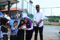 Wakil Bupati Lingga dan Ketua Dekranasda Tinjau Posyandu Cemara, Serahkan APE untuk PAUD di Lingga Utara | f. Red