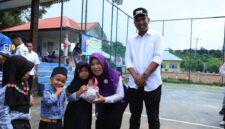 Wakil Bupati Lingga dan Ketua Dekranasda Tinjau Posyandu Cemara, Serahkan APE untuk PAUD di Lingga Utara | f. Red