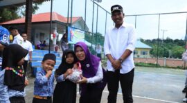 Wakil Bupati Lingga dan Ketua Dekranasda Tinjau Posyandu Cemara, Serahkan APE untuk PAUD di Lingga Utara | f. Red
