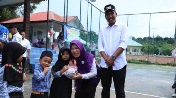 Wakil Bupati Lingga dan Ketua Dekranasda Tinjau Posyandu Cemara, Serahkan APE untuk PAUD di Lingga Utara | f. Red