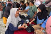 Suasana penuh antusiasme mewarnai gelaran bazar murah PDAM Tirta Lingga dalam rangka memperingati Hari Ulang Tahun (HUT) ke-15 | f. Redaksi