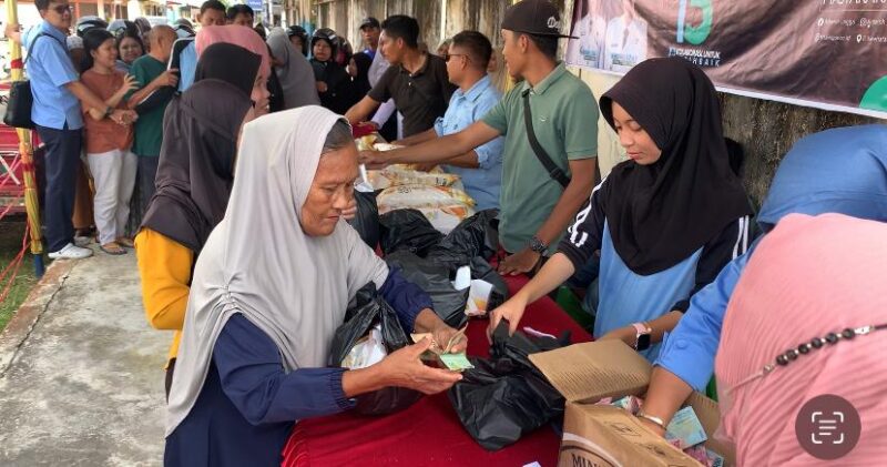 Suasana penuh antusiasme mewarnai gelaran bazar murah PDAM Tirta Lingga dalam rangka memperingati Hari Ulang Tahun (HUT) ke-15 | f. Redaksi