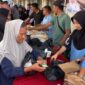 Suasana penuh antusiasme mewarnai gelaran bazar murah PDAM Tirta Lingga dalam rangka memperingati Hari Ulang Tahun (HUT) ke-15 | f. Redaksi