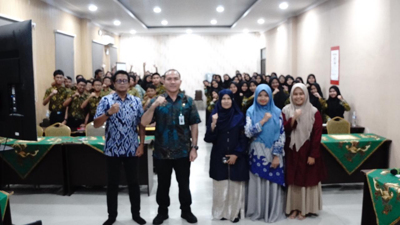 Kejati Kepri Gencarkan Program Jaksa Masuk Sekolah di MTsN 1 Batam: Edukasi Bahaya Napza, Bullying, dan Bijak Bermedsos | f. Kejati Kepri