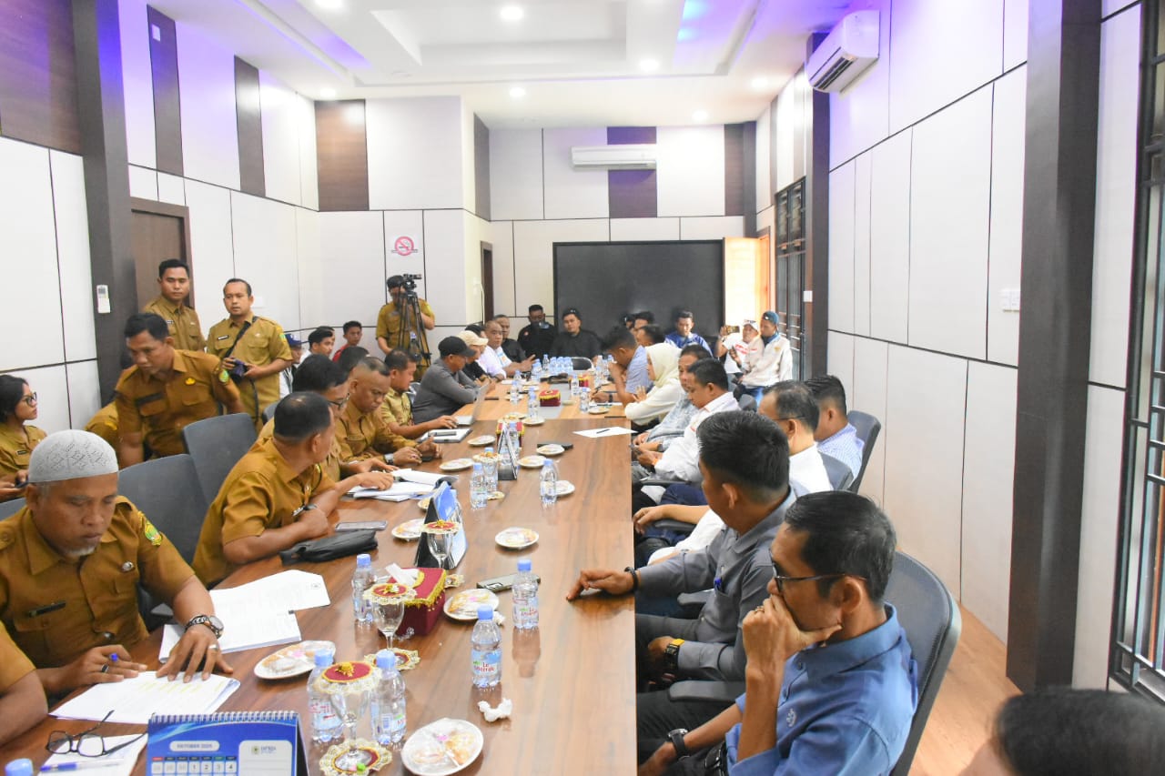 DPRD Lingga Audiensi Bersama SPSI dan Penambang Timah, Bahas Solusi Atas Krisis Lapangan Kerja di Daerah | f. Diskominfo Lingga