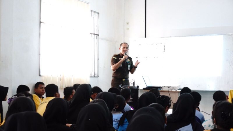 Kejati Kepri Ajak Pelajar SMK Negeri 8 Batam Perangi Narkoba, Lawan Bullying, dan Bijak Bermedsos | f. Kejati Kepri