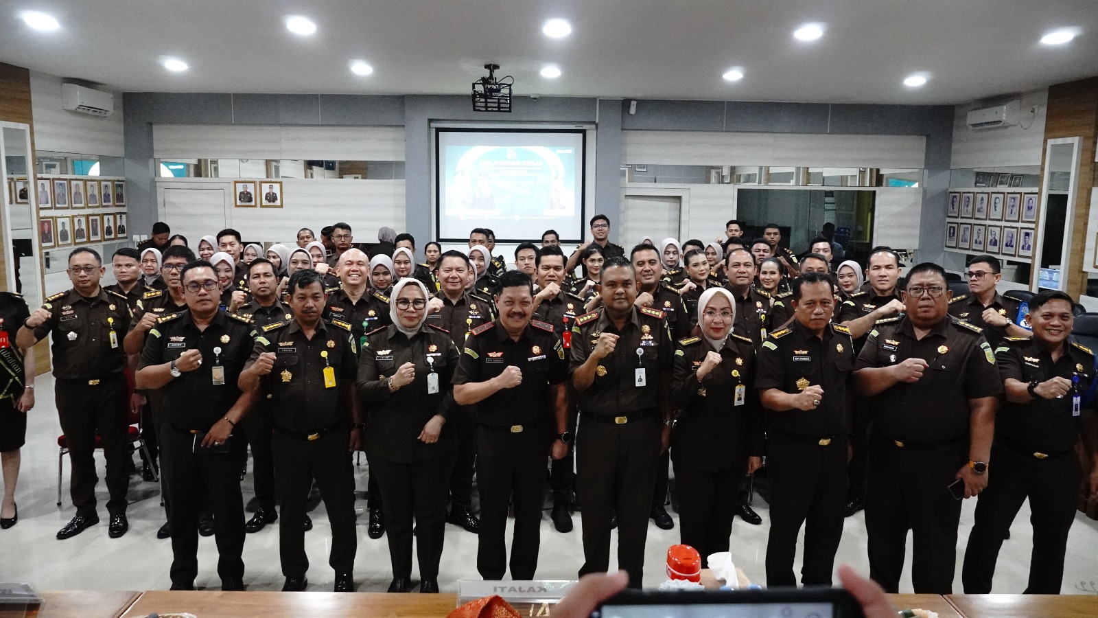 Kajati Kepri Dorong Penegakan Hukum Humanis dan Berkeadilan Saat Kunjungan Kerja ke Kejari Tanjungpinang | f. Kejati Kepri