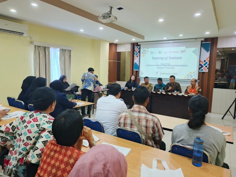 OJK Kepri Gelar ToT “Masyarakat Cerdas Keuangan Menuju Indonesia Emas” di Dabo Singkep | f. Wandy