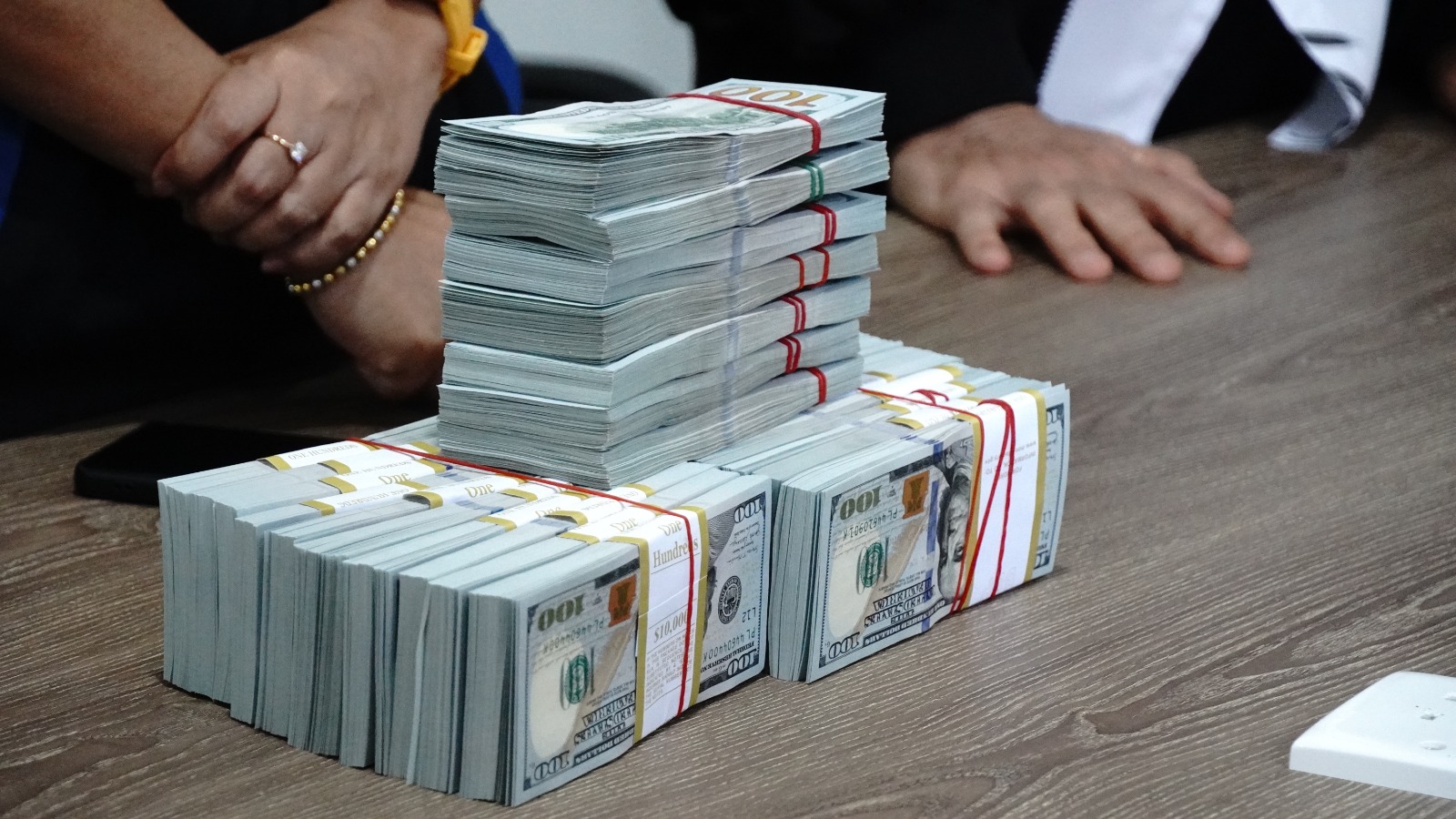 Kejati Kepri Terima Pengembalian Kerugian Negara USD 272.497 dari Dirut PT BDP dalam Kasus Korupsi PNBP Pelabuhan Batam | f. Kejati kepri