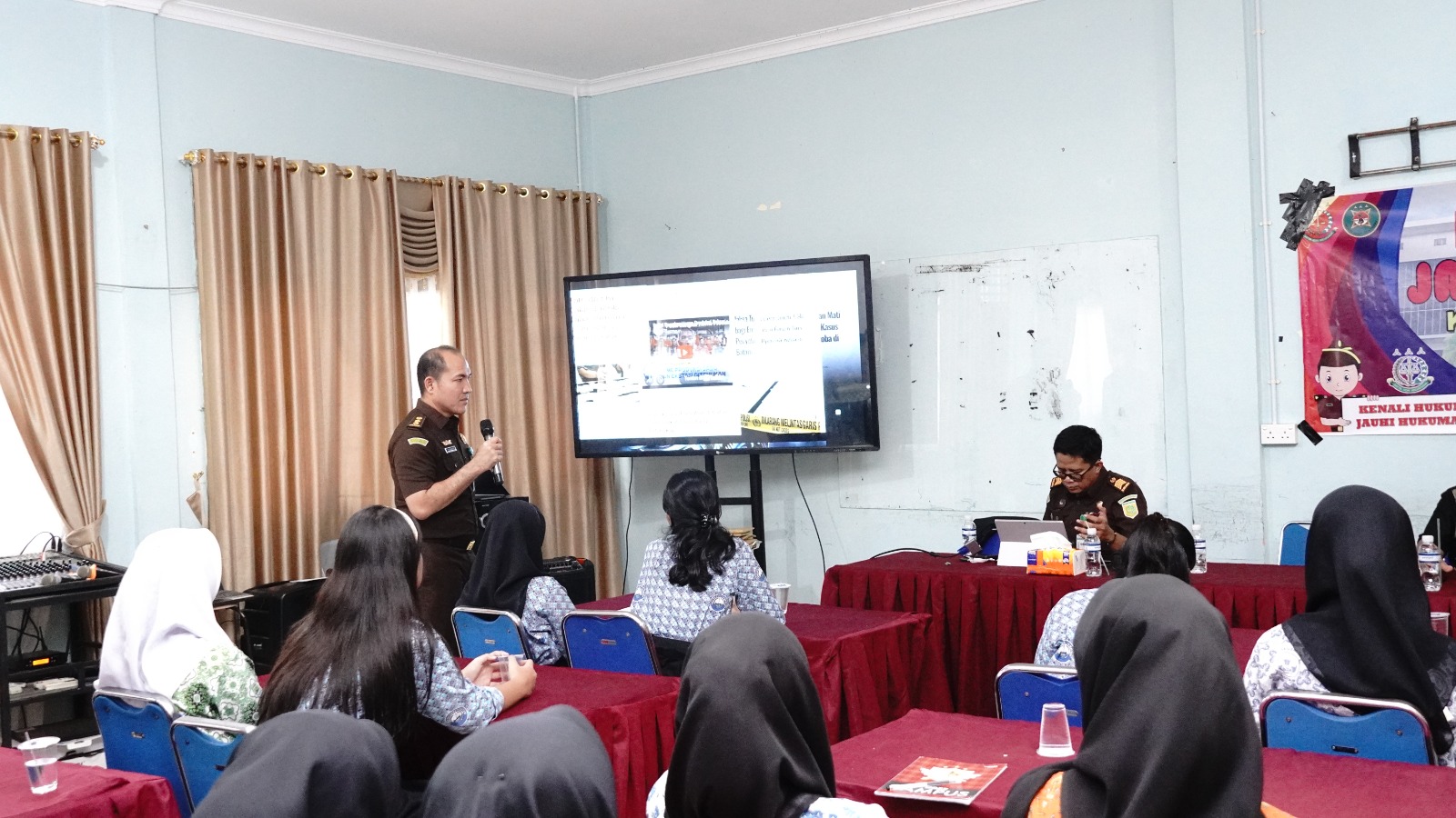 Kejati Kepri Edukasi Pelajar SMAN 14 Batam: Hindari Napza, Stop Bullying, dan Bijak Bermedsos | f. Kejati Kepri