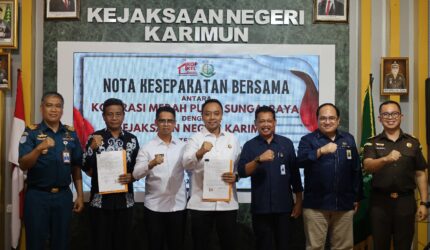 Kejari Karimun dan Koperasi Merah Putih Sungai Raya Teken Nota Kesepahaman: Wujud Nyata Dukung Pembangunan Ekonomi Desa | f. Kejati Kepri