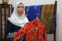 Ketua Dekranasda Lingga, Feby Sarianty saat menunjukkan motif batik Lingga yang digunakan pada seragam sekolah yang ada di Kabupaten Lingga | f. Wandy