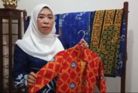 Ketua Dekranasda Lingga, Feby Sarianty saat menunjukkan motif batik Lingga yang digunakan pada seragam sekolah yang ada di Kabupaten Lingga | f. Wandy