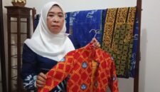 Ketua Dekranasda Lingga, Feby Sarianty saat menunjukkan motif batik Lingga yang digunakan pada seragam sekolah yang ada di Kabupaten Lingga | f. Wandy