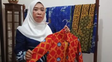 Ketua Dekranasda Lingga, Feby Sarianty saat menunjukkan motif batik Lingga yang digunakan pada seragam sekolah yang ada di Kabupaten Lingga | f. Wandy