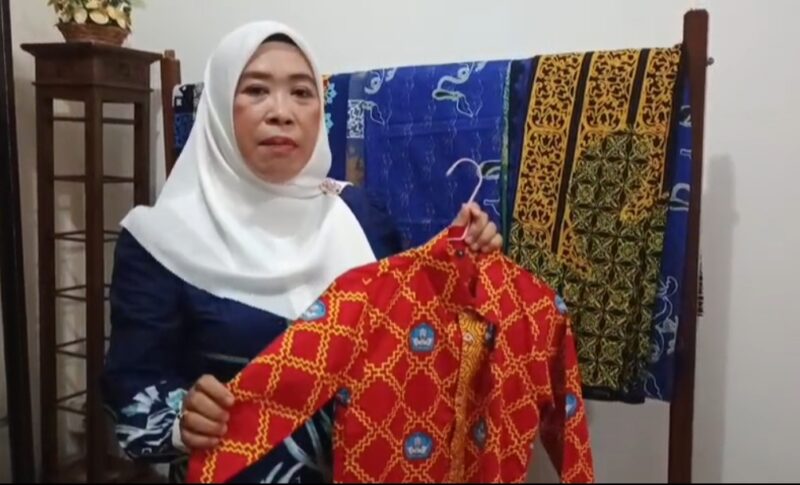 Ketua Dekranasda Lingga, Feby Sarianty saat menunjukkan motif batik Lingga yang digunakan pada seragam sekolah yang ada di Kabupaten Lingga | f. Wandy
