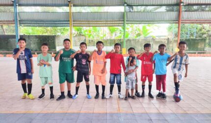 Asah Bakat Sejak Dini, Pelajar SD 008 Dabo Singkep Antusias Gelar Latihan Futsal Bersama di Lapangan One Futsal | f. Redaksi