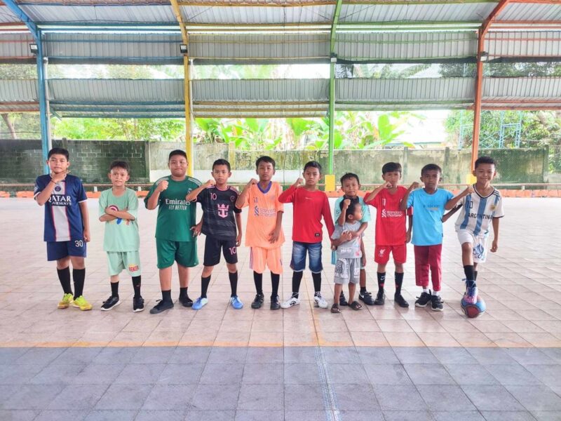 Asah Bakat Sejak Dini, Pelajar SD 008 Dabo Singkep Antusias Gelar Latihan Futsal Bersama di Lapangan One Futsal | f. Redaksi