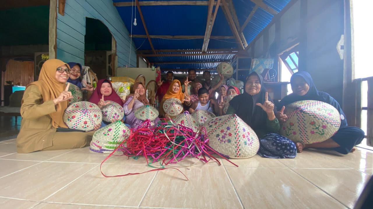 Dekranasda Lingga Dukung Pengrajin Tudung Saji Pandan di Desa Sekanah, Dorong Produk Lokal Jadi Komoditas Unggulan | f. Dekranasda Lingga