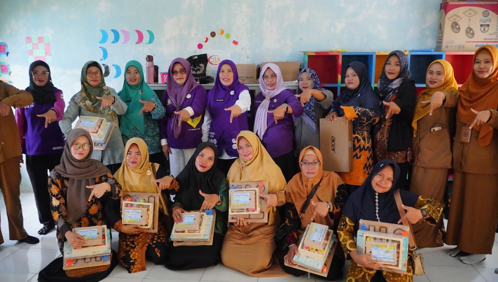 Kunjungan Hj. Feby Sarianty di Posyandu Sukun, Desa Mepar: Fokus pada Pertumbuhan Balita dan Kesehatan Masyarakat | Diskominfo Lingga