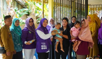 Kunjungan Hj. Feby Sarianty di Posyandu Sukun, Desa Mepar: Fokus pada Pertumbuhan Balita dan Kesehatan Masyarakat | Diskominfo Lingga