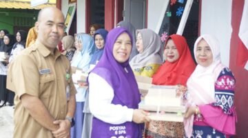 Ketua Dekranasda Lingga Serahkan APE untuk PAUD se-Kecamatan Singkep | f. Diskominfo Lingga