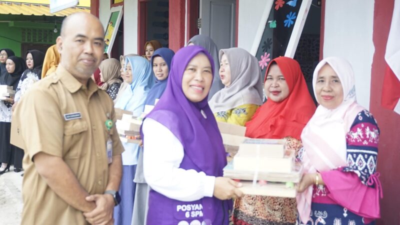 Ketua Dekranasda Lingga Serahkan APE untuk PAUD se-Kecamatan Singkep | f. Diskominfo Lingga