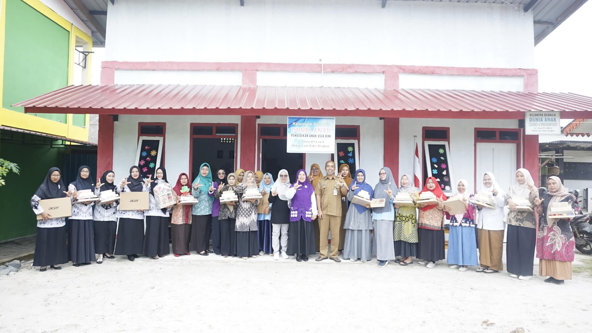 Ketua Dekranasda Lingga Serahkan APE untuk PAUD se-Kecamatan Singkep | f. Diskominfo Lingga