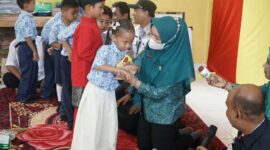 Ketua PKK Lingga Supervisi Posyandu ILP dan Serahkan APE untuk PAUD di Senayang | f. Diskominfo Lingga