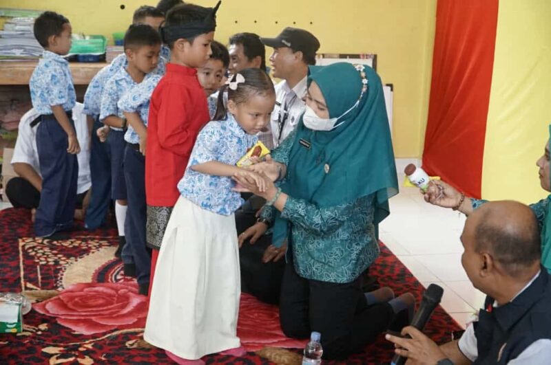 Ketua PKK Lingga Supervisi Posyandu ILP dan Serahkan APE untuk PAUD di Senayang | f. Diskominfo Lingga