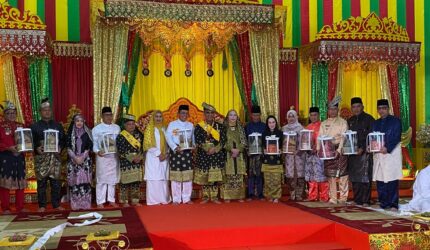 LAM Kepri Anugerahkan Gelar Kebesaran Adat kepada Ketua MPR RI, H. Ahmad Muzani | f. Diskominfo Lingga