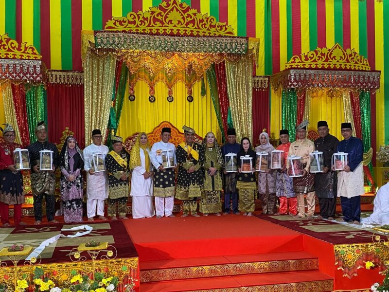 LAM Kepri Anugerahkan Gelar Kebesaran Adat kepada Ketua MPR RI, H. Ahmad Muzani | f. Diskominfo Lingga