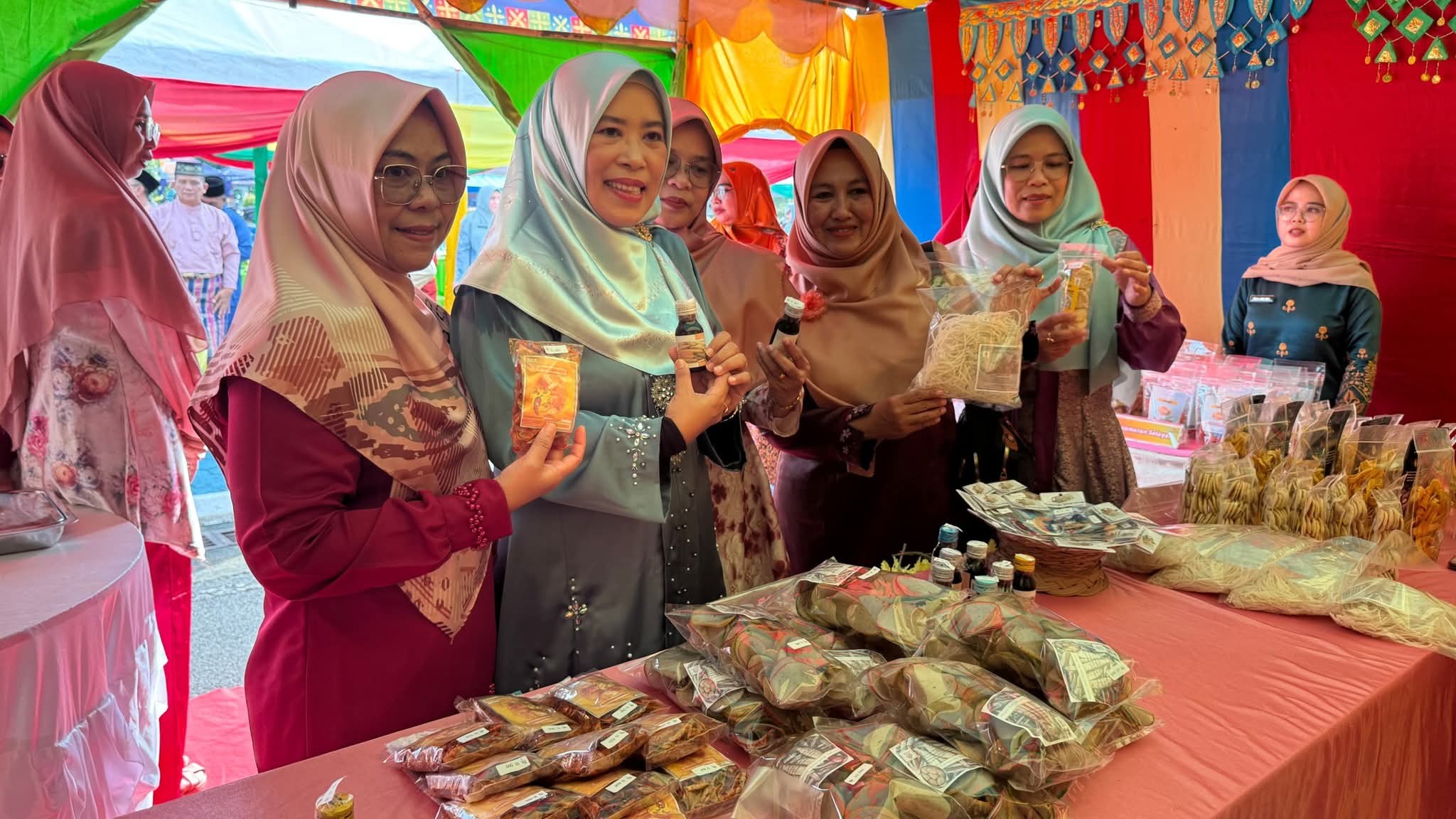 Ketua Dekranasda Lingga Resmi Buka Stand Bazar & UMKM Semarak Hari Jadi ke-22 Kabupaten Lingga | f. Diskominfo Lingga