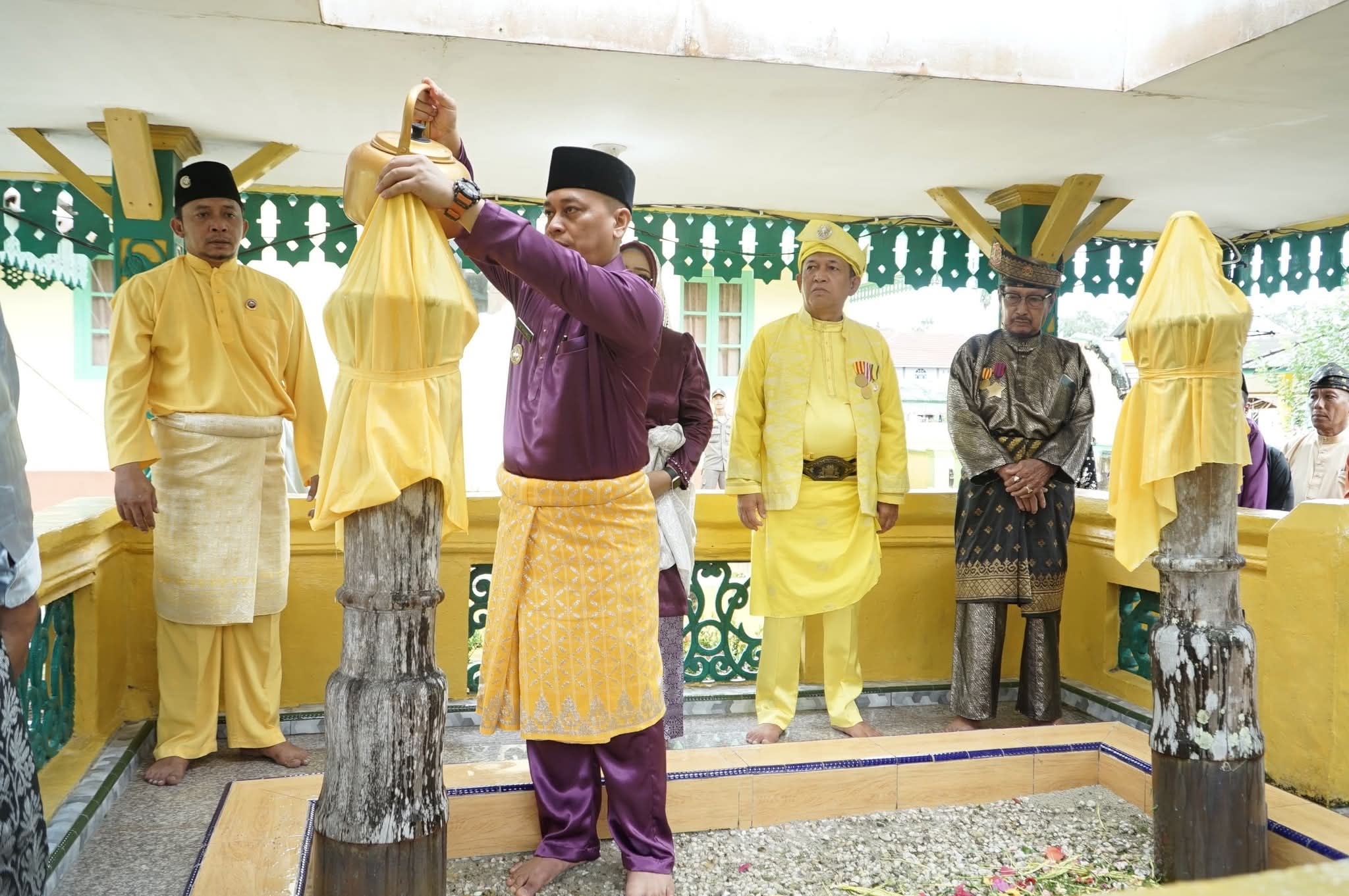 Bupati dan Wakil Bupati Lingga Ziarah ke Makam Sultan Mahmud Riayat Syah Usai Upacara Hari Jadi ke-22 | f. Diskominfo Lingga