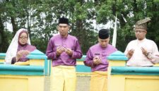 Bupati dan Wakil Bupati Lingga Ziarah ke Makam Sultan Mahmud Riayat Syah Usai Upacara Hari Jadi ke-22 | f. Diskominfo Lingga