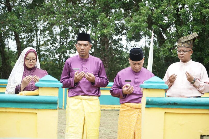 Bupati dan Wakil Bupati Lingga Ziarah ke Makam Sultan Mahmud Riayat Syah Usai Upacara Hari Jadi ke-22 | f. Diskominfo Lingga