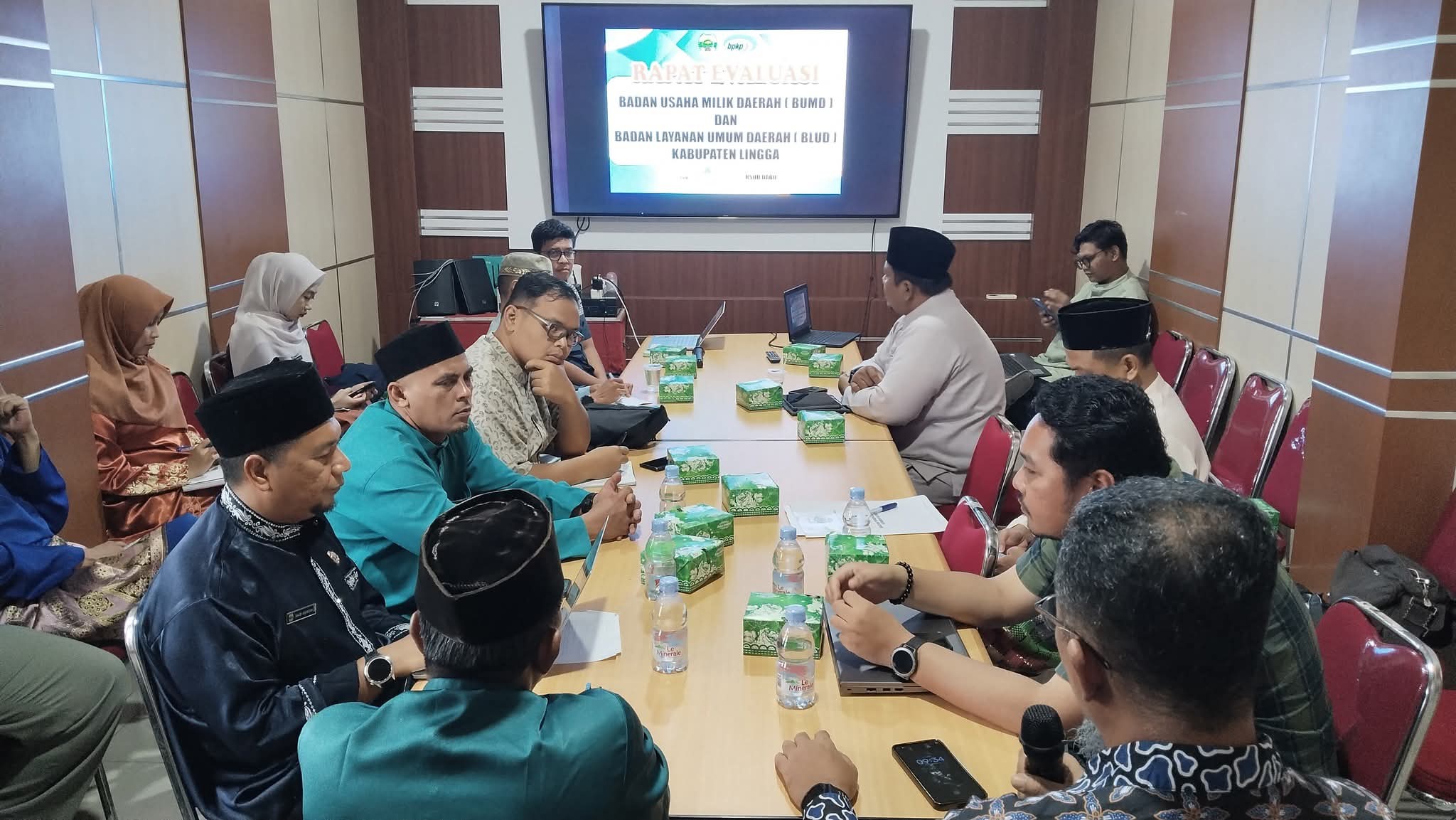 Asisten Ekonomi Setda Lingga Hadiri Rapat Evaluasi BUMD: Dorong Tata Kelola dan Kontribusi Daerah Lebih Baik | f. Diskominfo Lingga