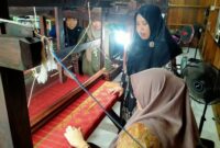 Ketua Dekranasda Lingga Tinjau Rumah Tenun Daik: Dorong Peningkatan Kualitas dan Kreativitas Produk Lokal | f. Dekranasda Lingga