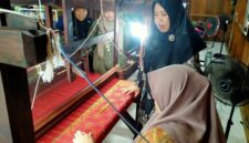 Ketua Dekranasda Lingga Tinjau Rumah Tenun Daik: Dorong Peningkatan Kualitas dan Kreativitas Produk Lokal | f. Dekranasda Lingga