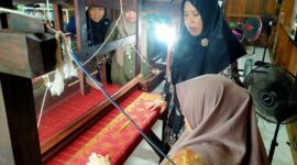 Ketua Dekranasda Lingga Tinjau Rumah Tenun Daik: Dorong Peningkatan Kualitas dan Kreativitas Produk Lokal | f. Dekranasda Lingga