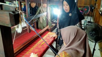 Ketua Dekranasda Lingga Tinjau Rumah Tenun Daik: Dorong Peningkatan Kualitas dan Kreativitas Produk Lokal | f. Dekranasda Lingga