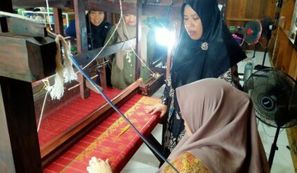 Ketua Dekranasda Lingga Tinjau Rumah Tenun Daik: Dorong Peningkatan Kualitas dan Kreativitas Produk Lokal | f. Dekranasda Lingga